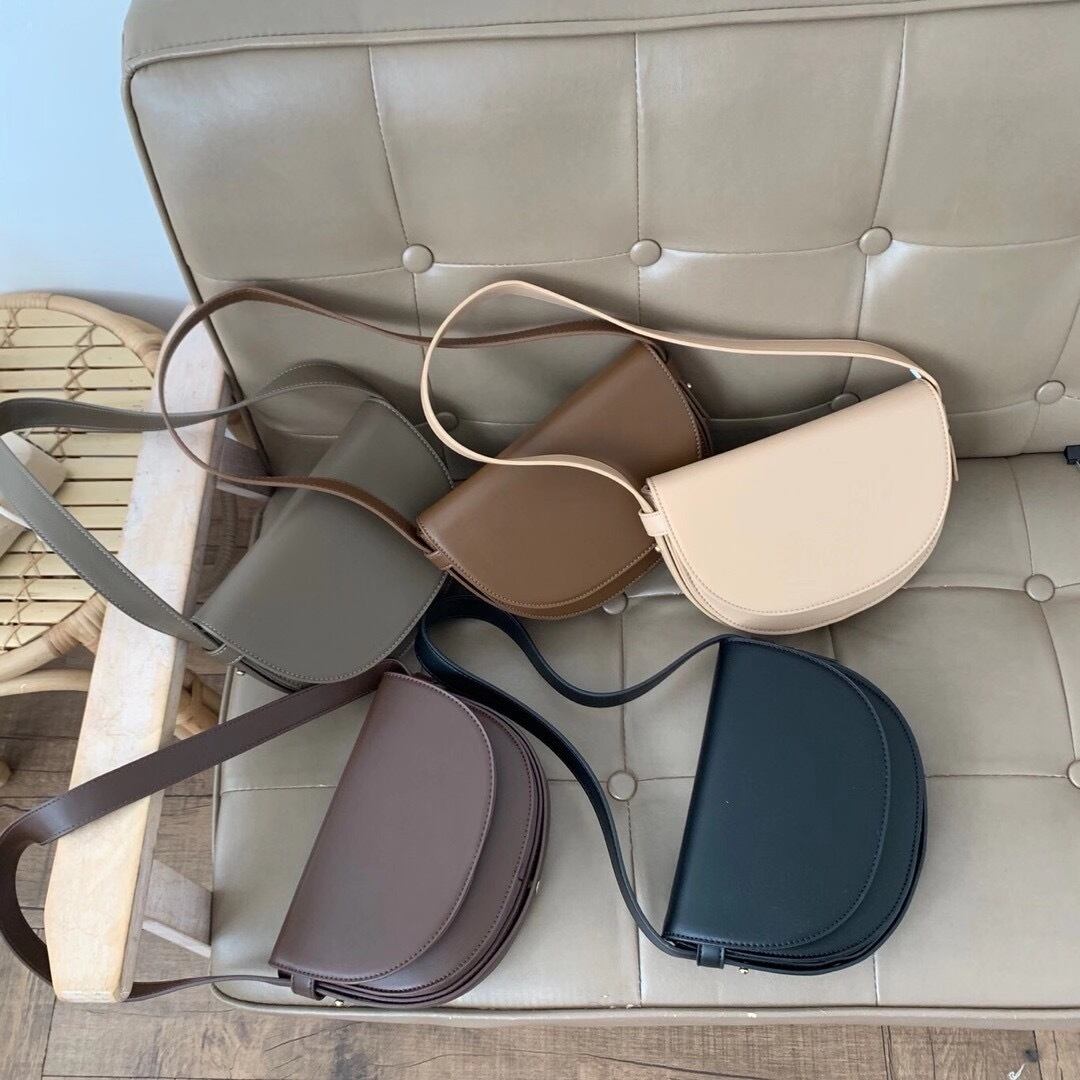 セミサークルショルダーバッグ