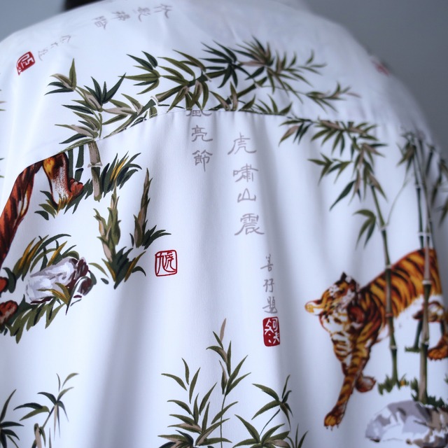 "虎×漢字" white base over silhouette h/s shirt