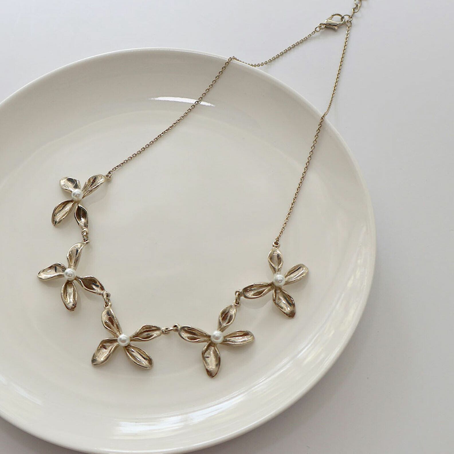 フラワーネックレス　メタル　パール　ボリュームネックレス 　パーティー　結婚式　二次会　韓国製