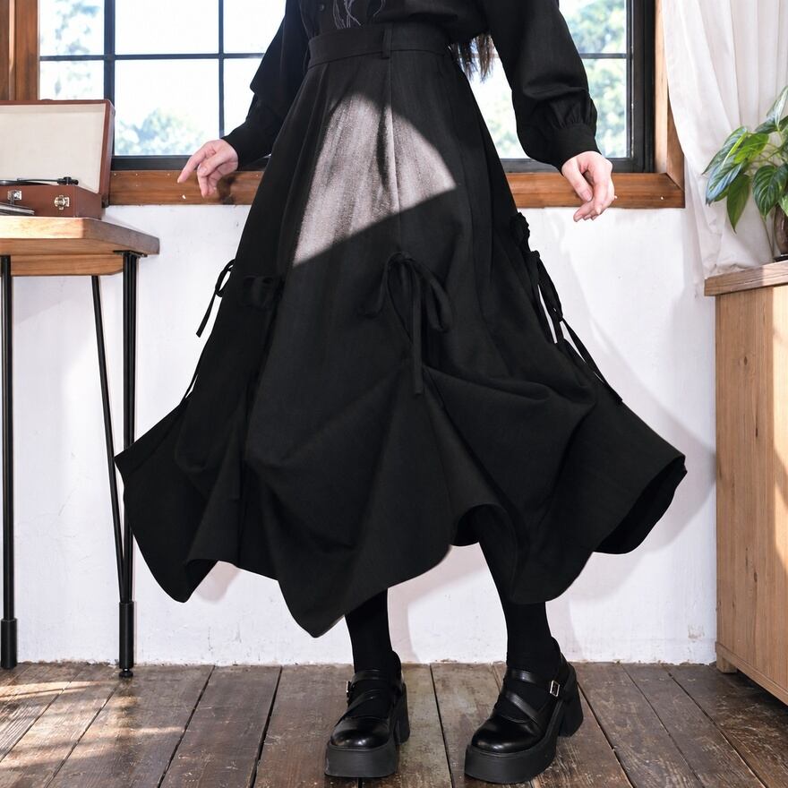 漆黒の闇に解き放つ縛鎖 結び目でフォルムを操る中華ゴシックロングスカート
