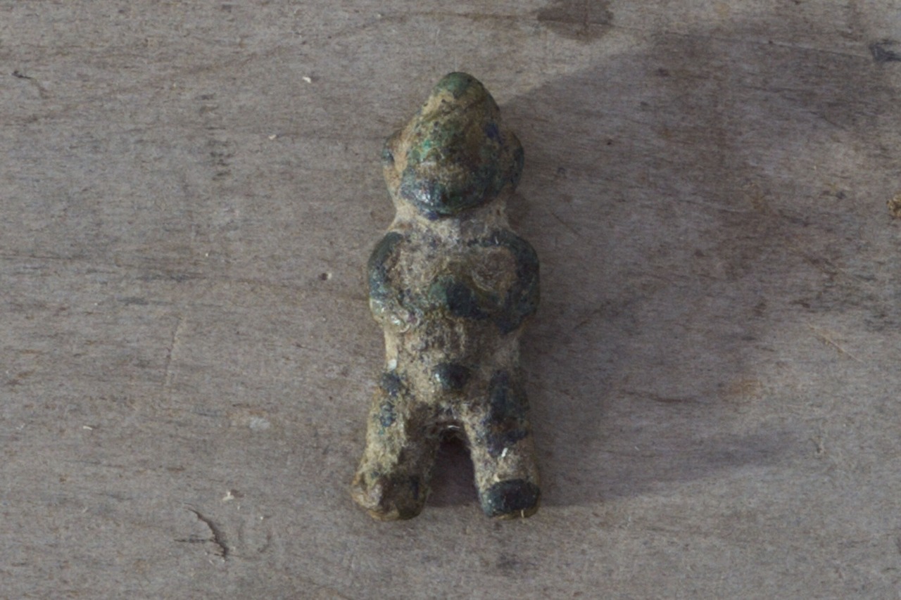 小さな石の人形