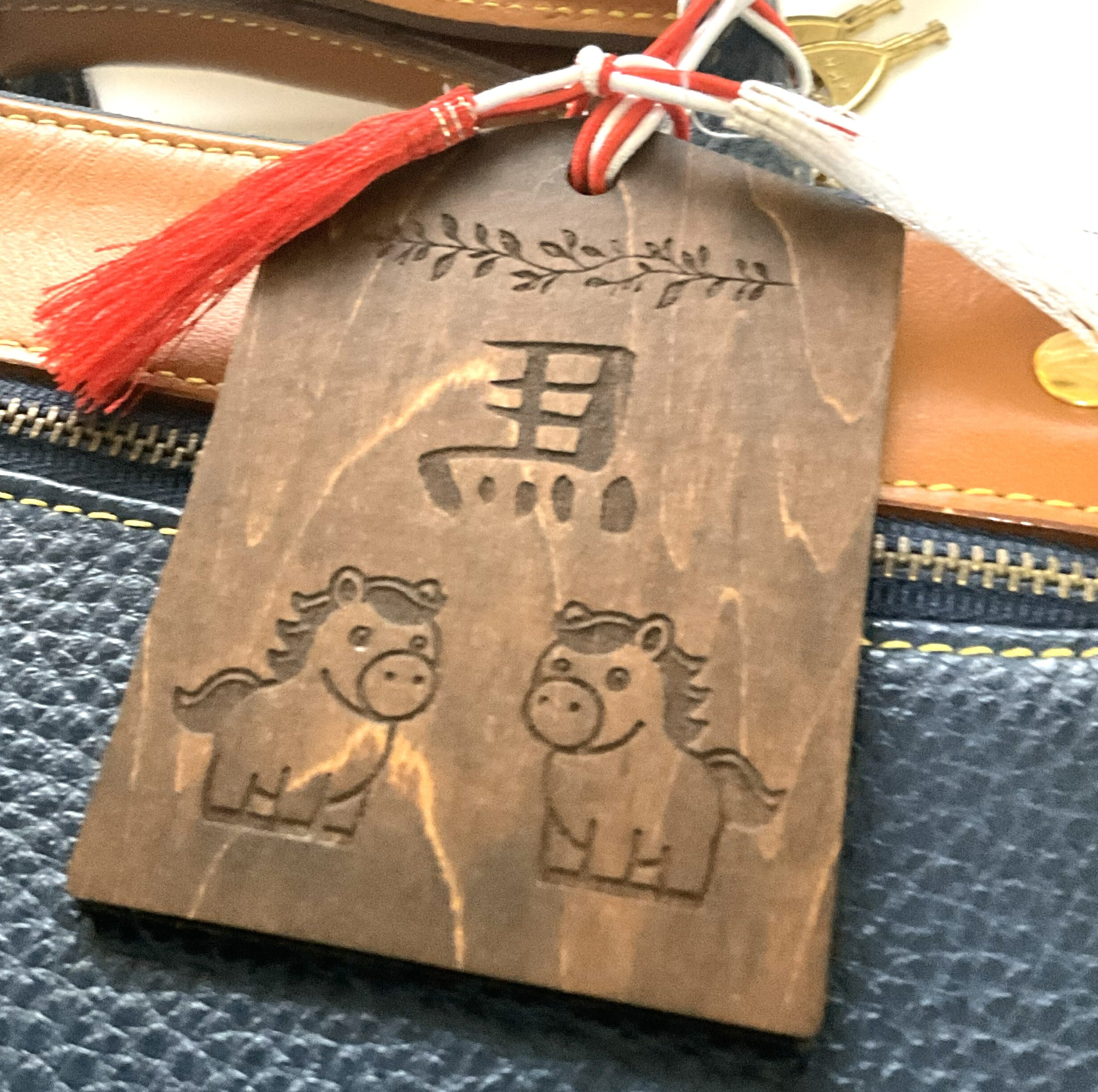 左馬の木製お守り【ひだりうま】oakカラー 厚さ4mm | COLUMBOX