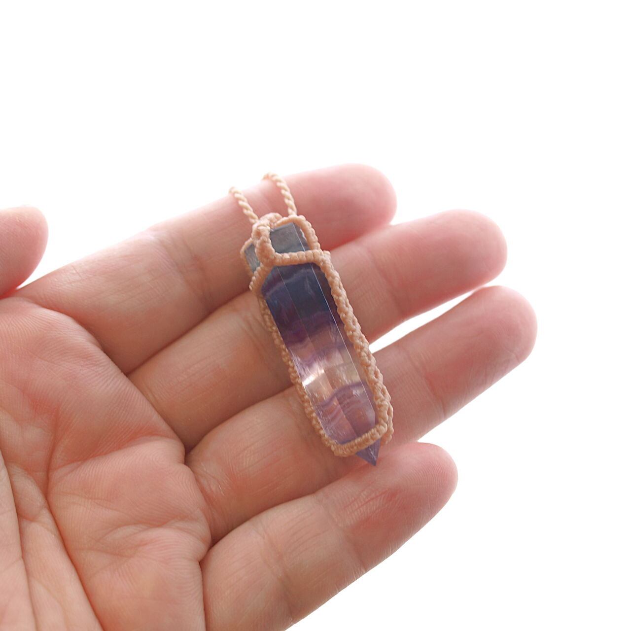 一点物】フローライトのポリッシュポイントを包んだマクラメネックレス
