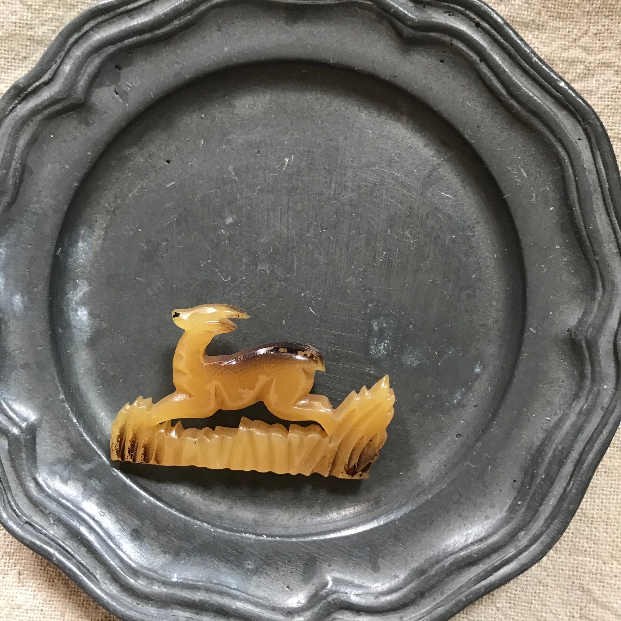 走る鹿のブローチ