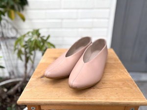 上品ピンクベージュのレザーフラットシューズ｜柔らかレザーで大人の足元に