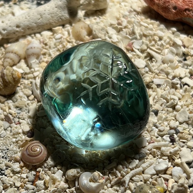 アクア&スノー 雪の結晶カービングのお守り石 インドネシア産アンダラクリスタル