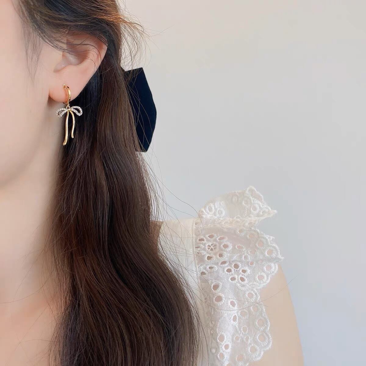 ゴールドラインストーンリボンピアスorシリコンイヤリング | Select