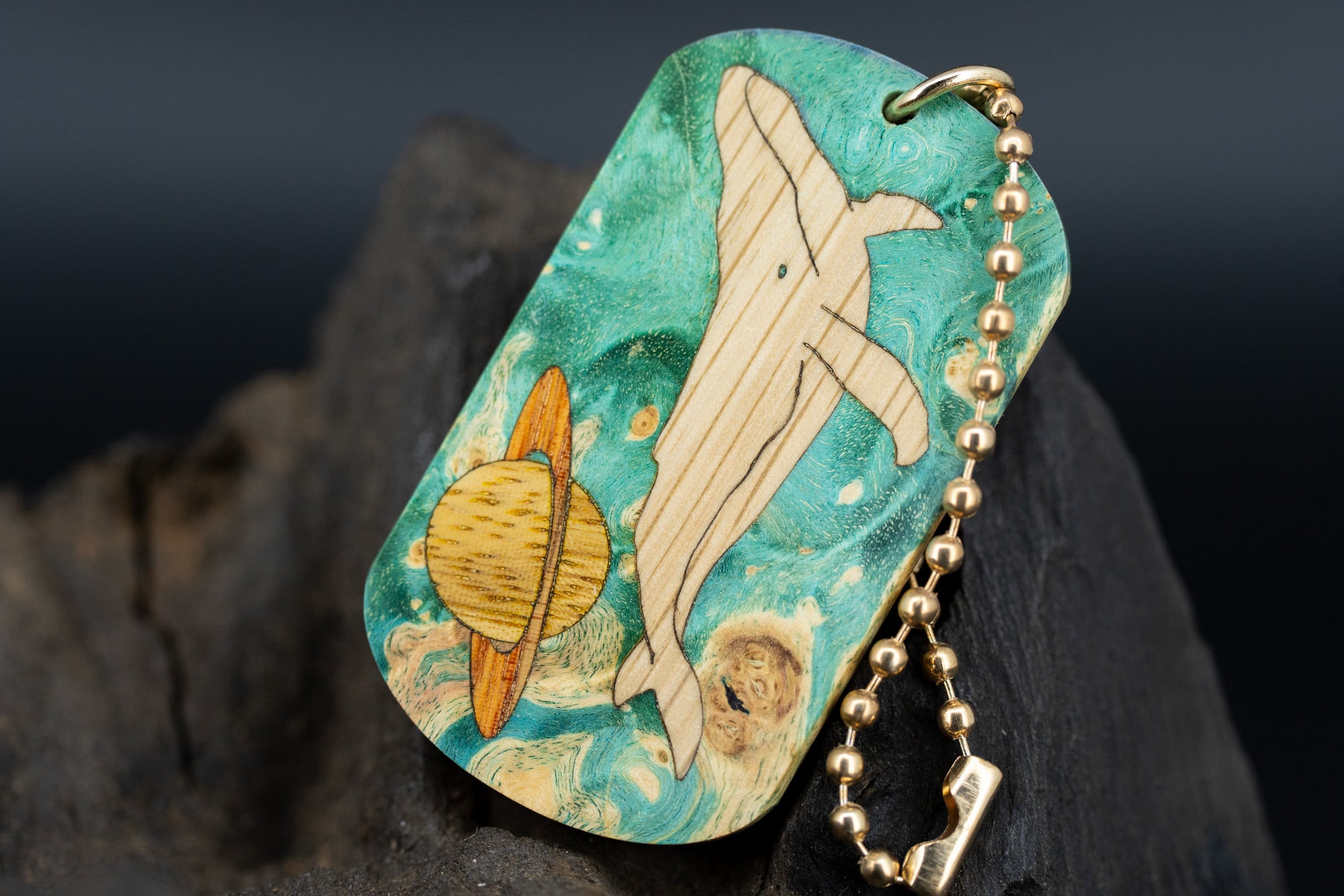 【カナダの象徴】ハードメープル瘤 スタビライズウッド ドッグタグ 象嵌 勇魚と惑星