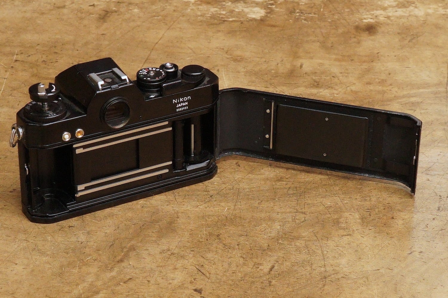 2515 Nikon Nikomat EL ボディ単体 一眼レフ フィルムカメラ