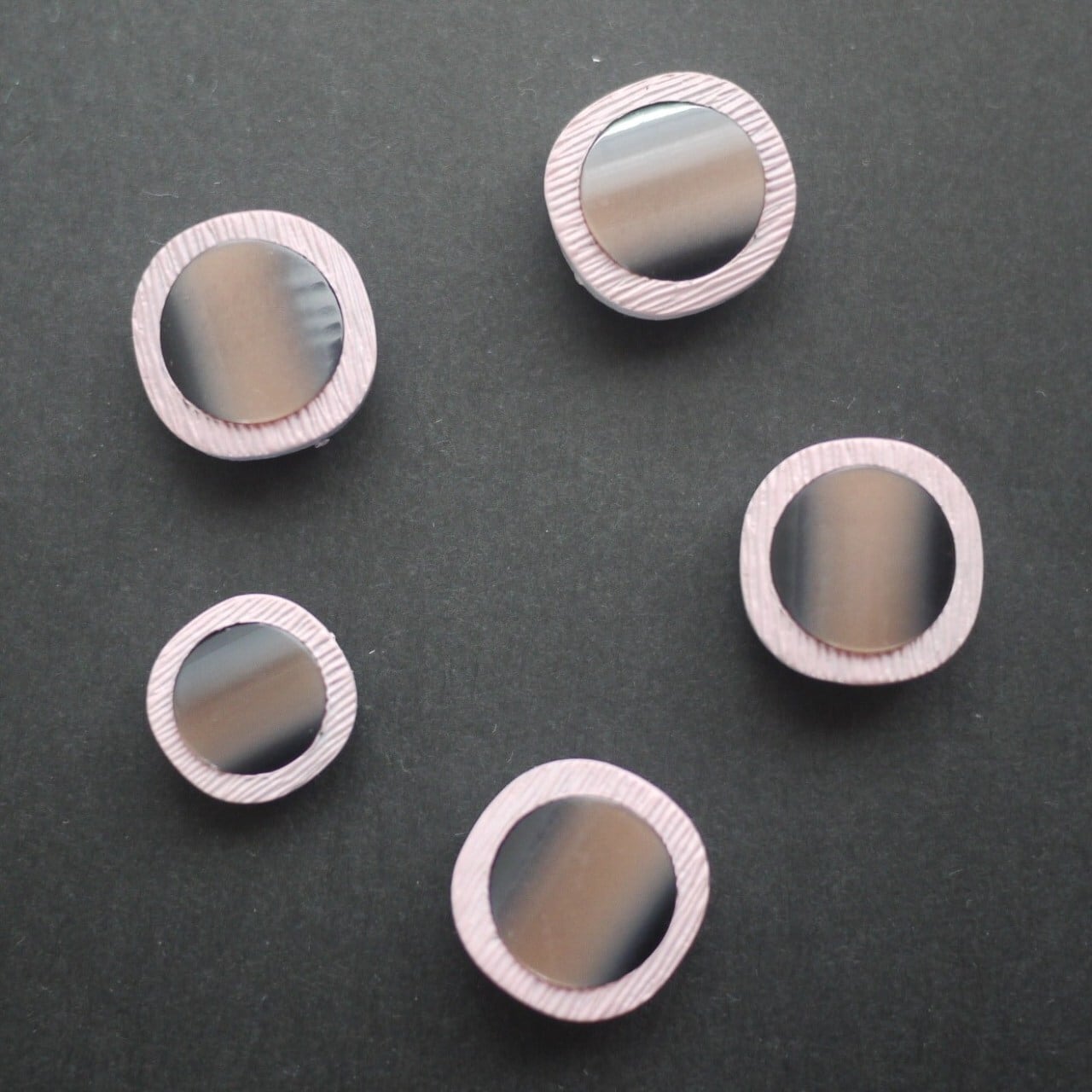 プラスチックボタン4+1P ピンクボタン Φ1.7 日本