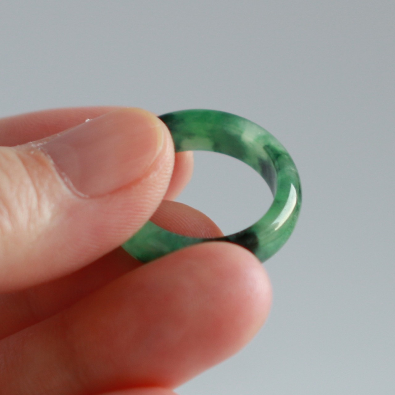 【16号】濃いグリーンが見せる表情が絶妙な天然翡翠リング くり抜き甲丸リング 緑マーブル模様 A貨翡翠 jd_rg1492