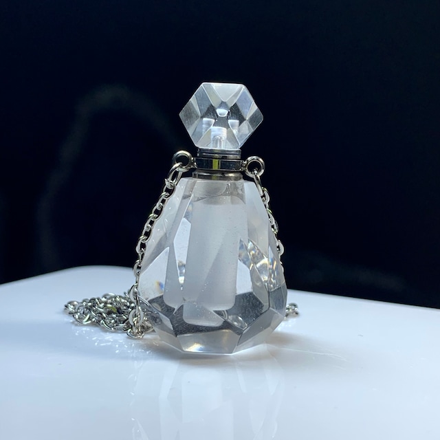 9.透明度高く綺麗な水晶・香水瓶