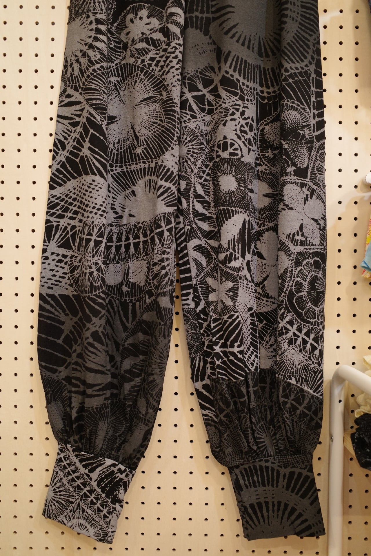 アラジンパンツ size L (ブラック/つづきニャンドゥティ柄) 26