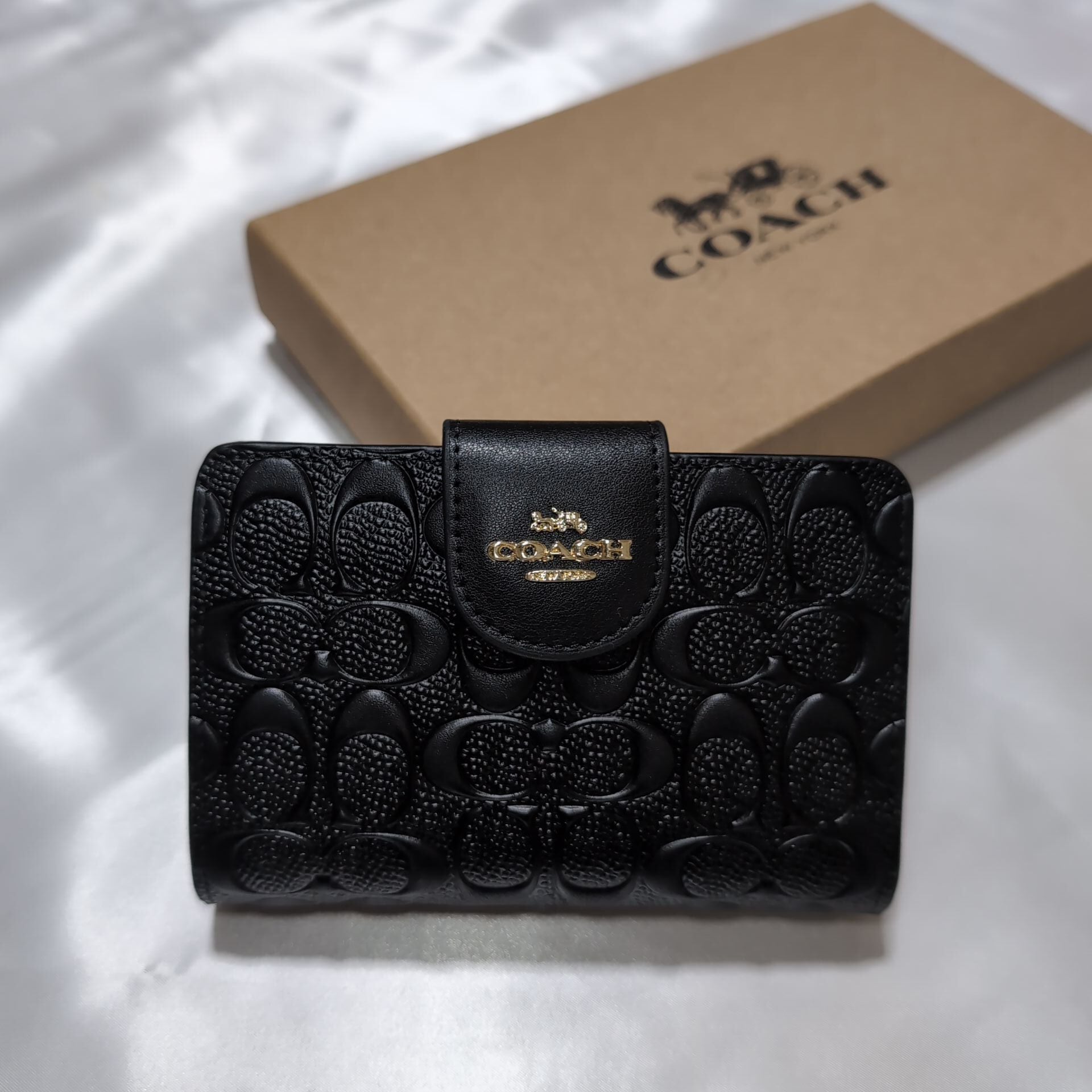 新品　COACH　折り財布　メンズ　エンボスシグネチャー COACHコーチ 二つ折り財布 シグネチャーエンボス ブラック