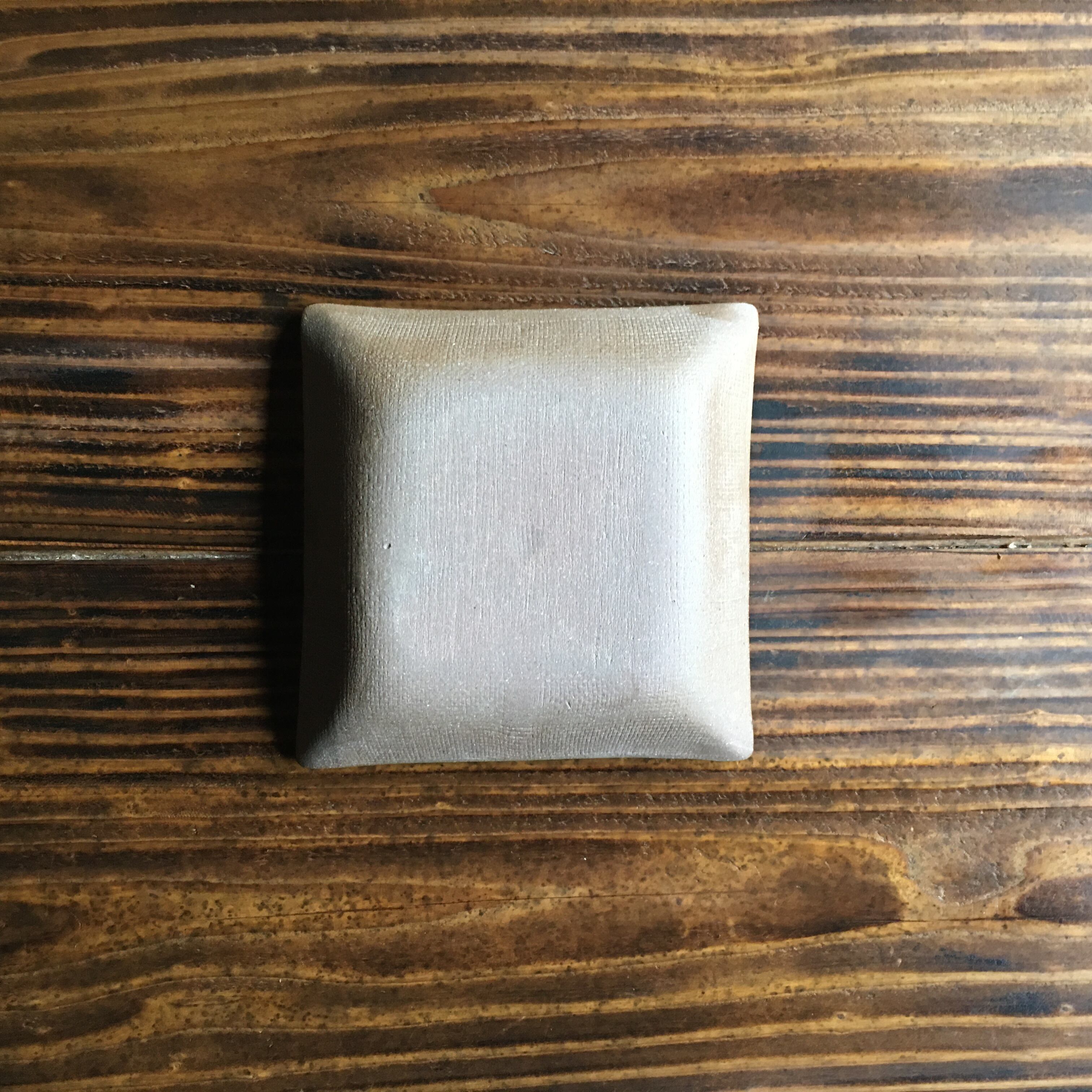 四角皿（□12） 線彫り花ぐー あめ | 陶眞窯（とうしんがま