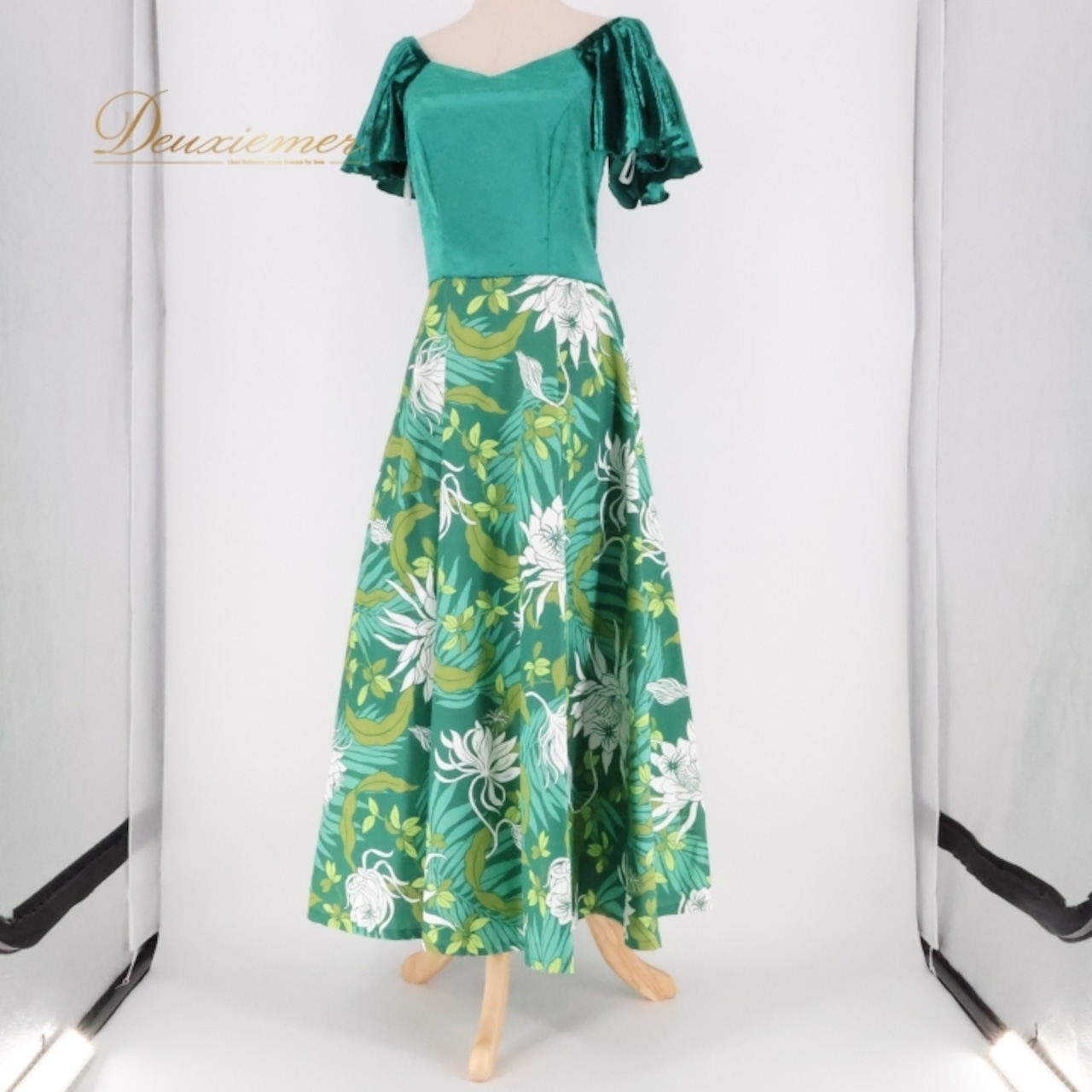 フラダンス 衣装 ワンピース ドレス パンドール グリーン系 Paondor 日本製 ベロア ワントーン 光沢感 高級感 上品 異素材 きれい かわいい 華やか 鮮やか 明るい 緑 白 ハワイアン アロハ ハワイアンプリント フラ ダンス レッスン 練習