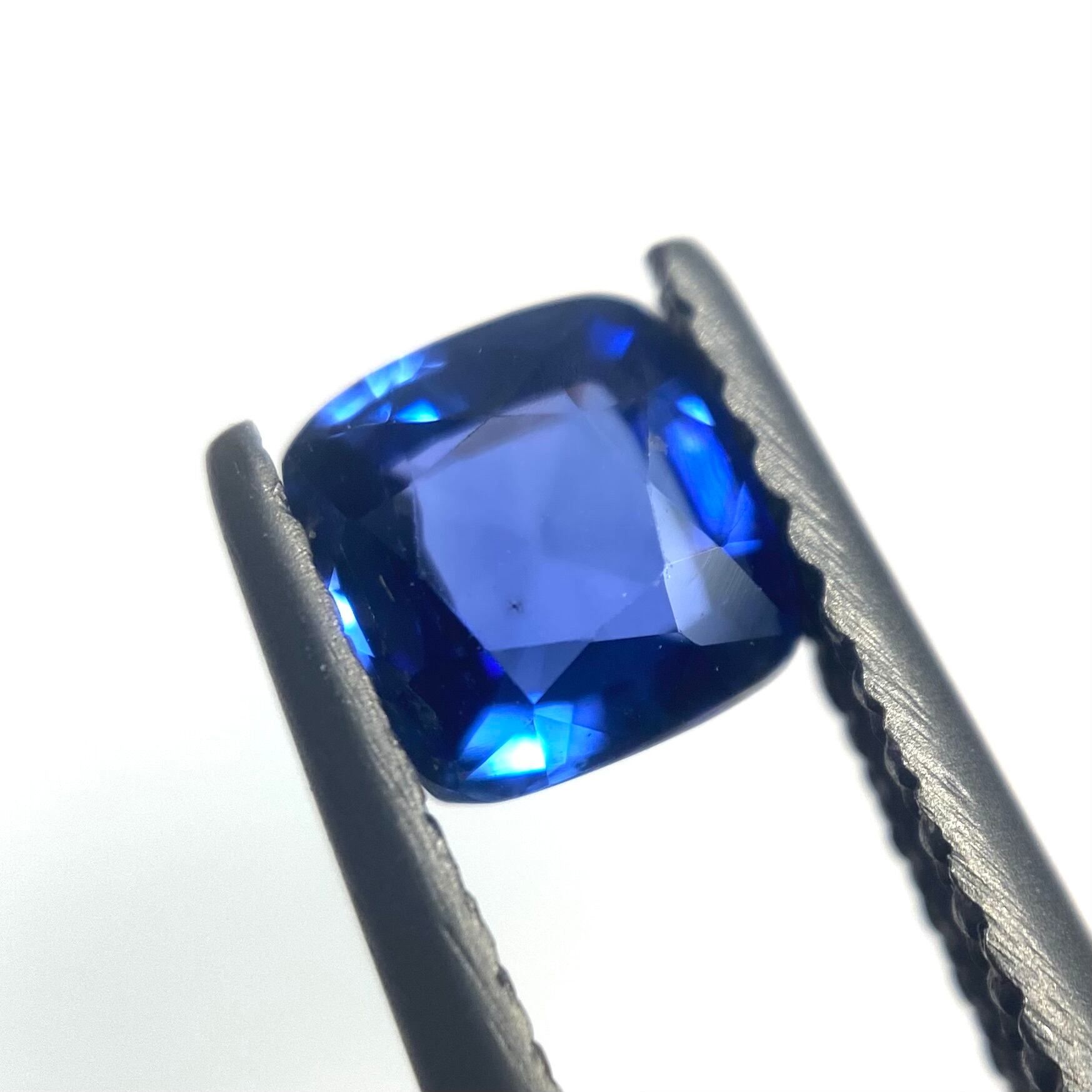 濃く鮮やかなブルーサファイア
