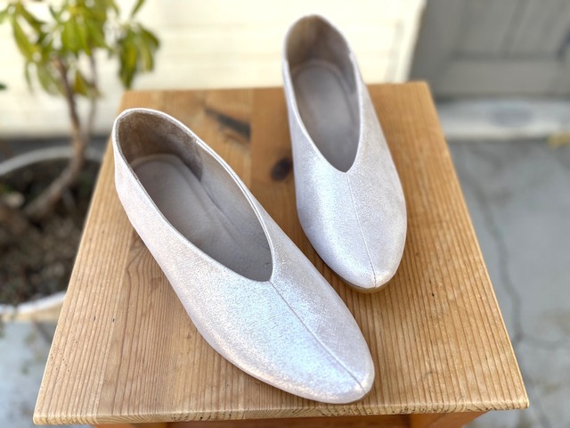 プラチナグレー　フラットシューズ｜グリッター加工の大人シューズ