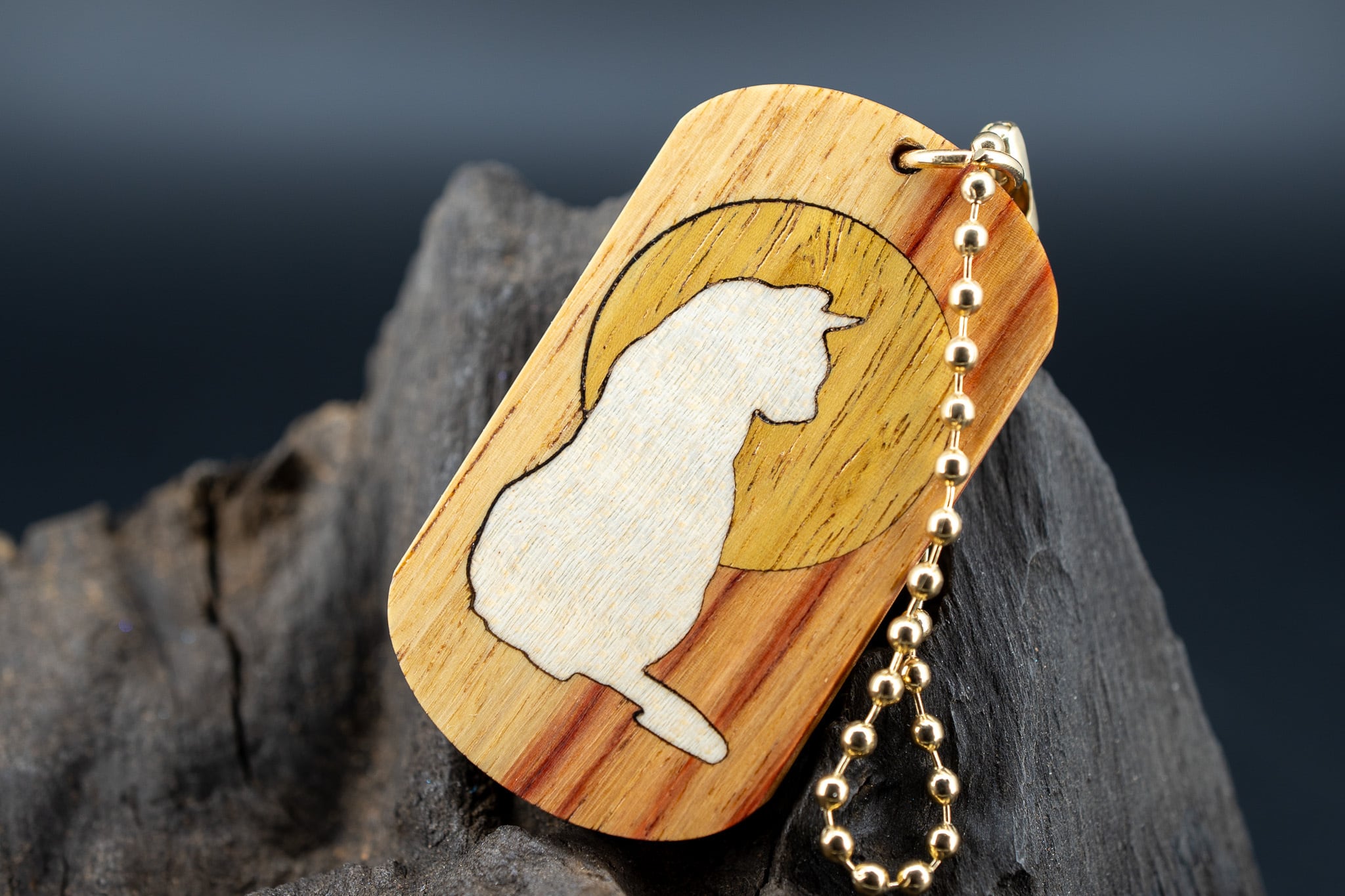 【 木材の女王】 チューリップウッド ドッグタグ 象嵌 横を向く上品な猫