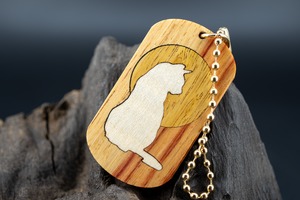 【 木材の女王】 チューリップウッド ドッグタグ 象嵌 横を向く上品な猫