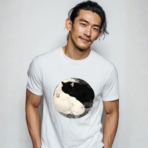 「陰陽の眠り ― 黒白猫図」 Tシャツ 半袖