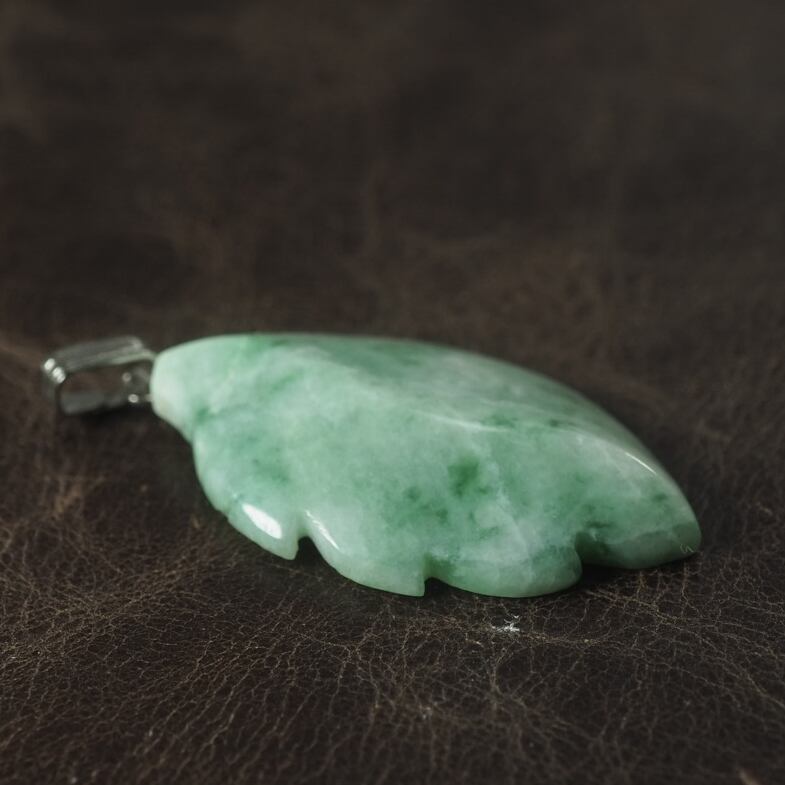 糸魚川翡翠 金山谷 緑まだら リーフペンダントトップ 3.6g Green