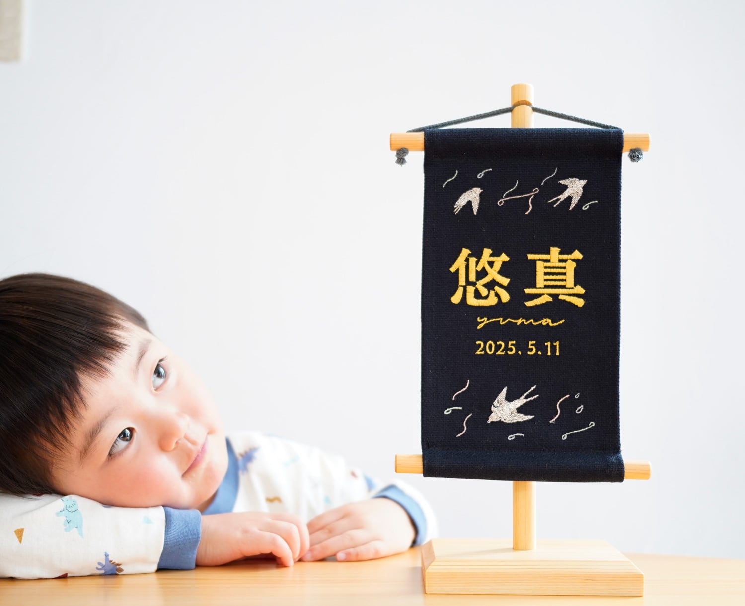 お子さま命名刺繍タペストリー( スタンド付)ネイビー / つばめ柄|命名旗 |命名書|名入れ刺繍|国産良質素材|遠州浜松産