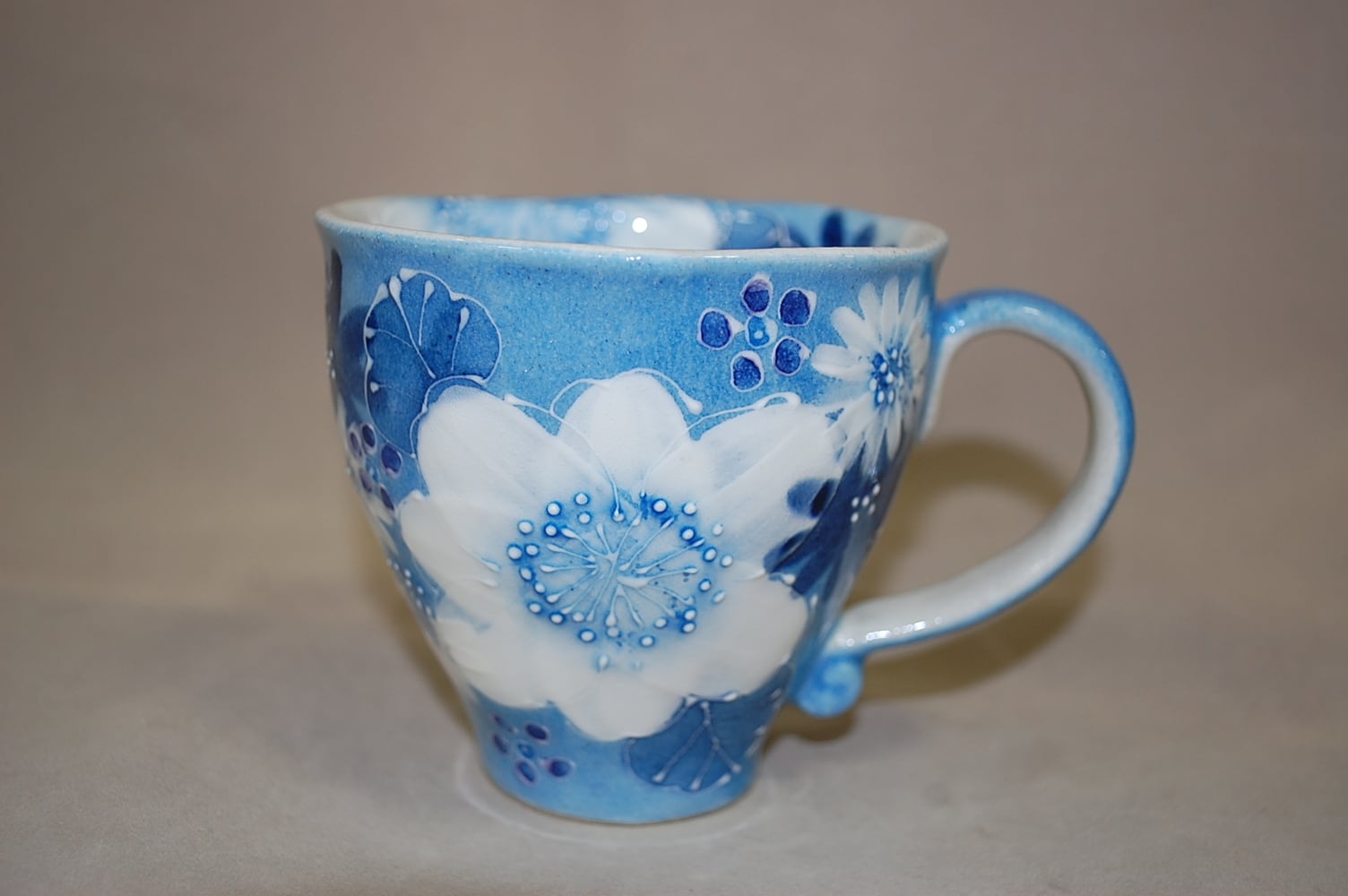 陶器 茶道具 白と青の花柄建水です