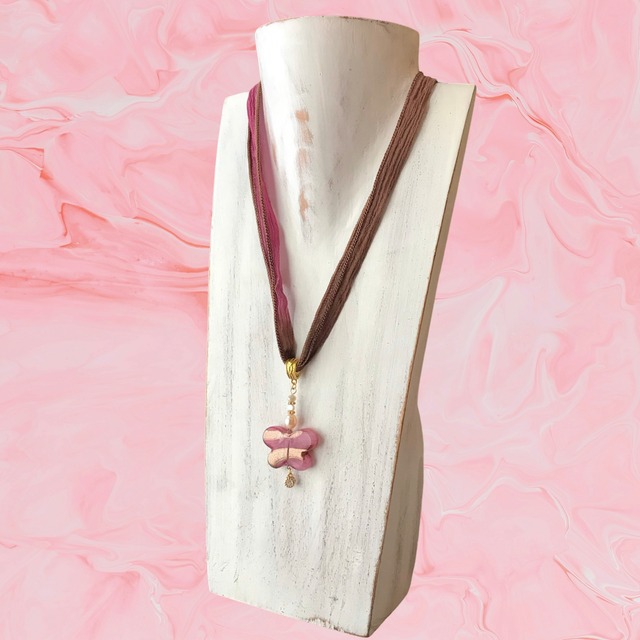 ピンクバタフライネックレス