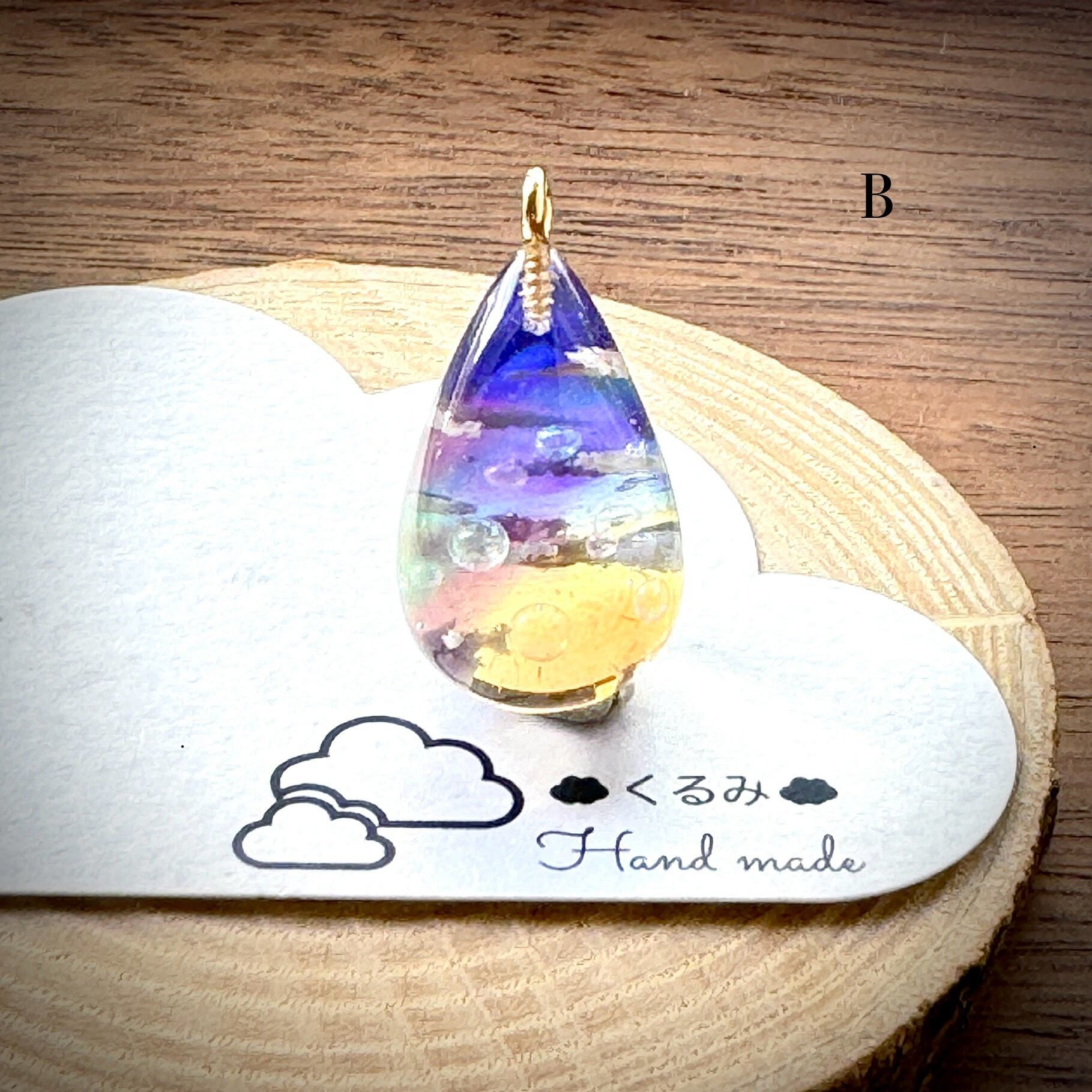 空&雲ペンダント しずく型 夕暮れ空にかかる虹とシャボン玉 26×17mm B