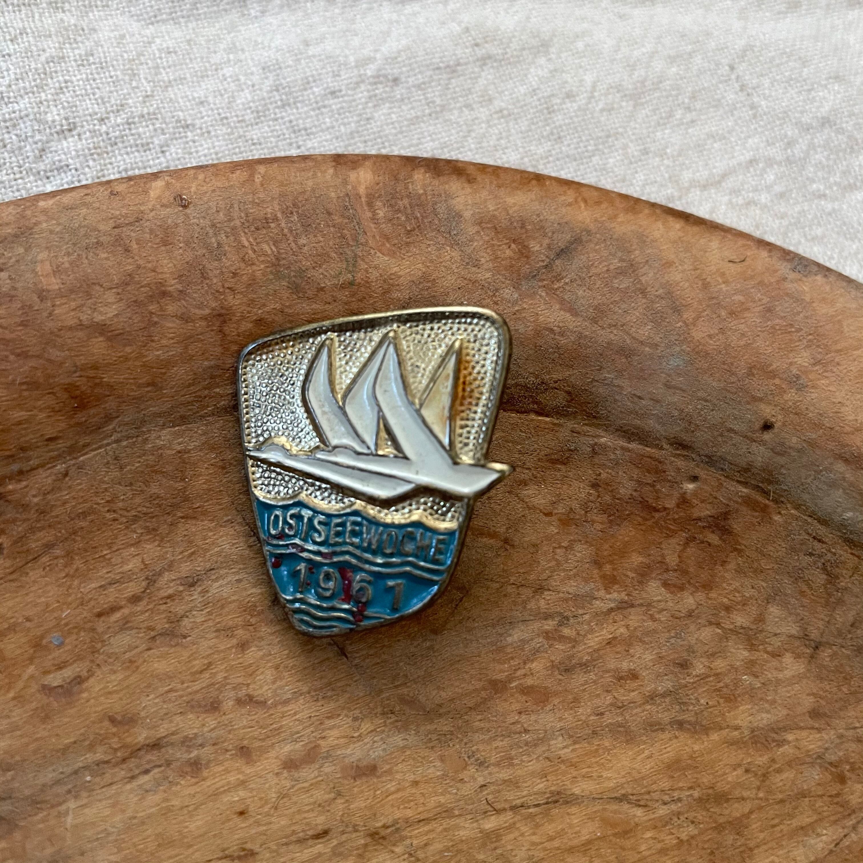 飛ぶ鳥たちのピンバッジ