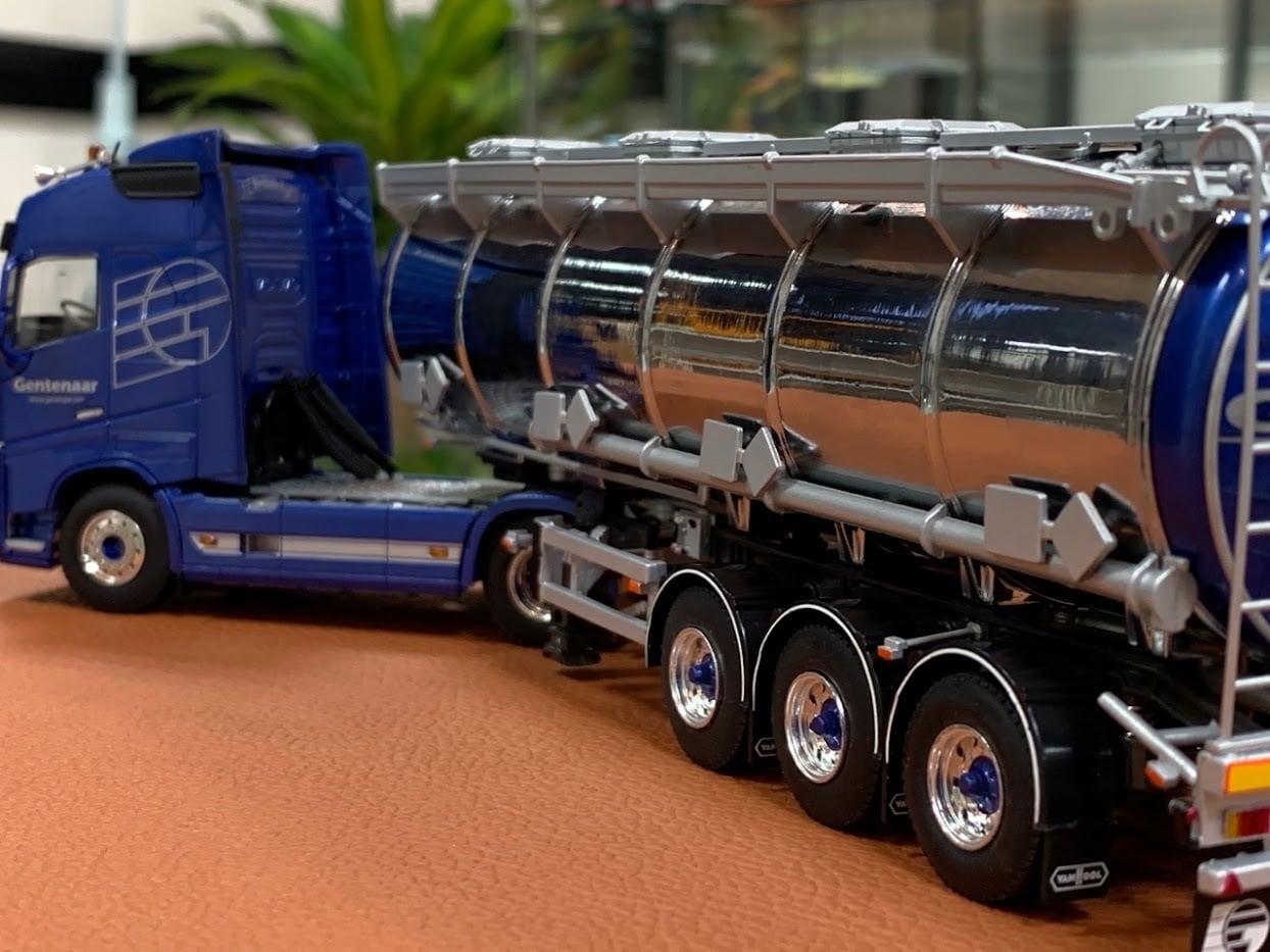 WSI 1/50 VOLVO FH4 SLEEPER CAB 4X2 TIPPER TRAILER - 3 AXLE WSI 1/50 VOLVO FH4 SLEEPER CAB 4X2 TIPPER TRAILER - 3 AXLE
