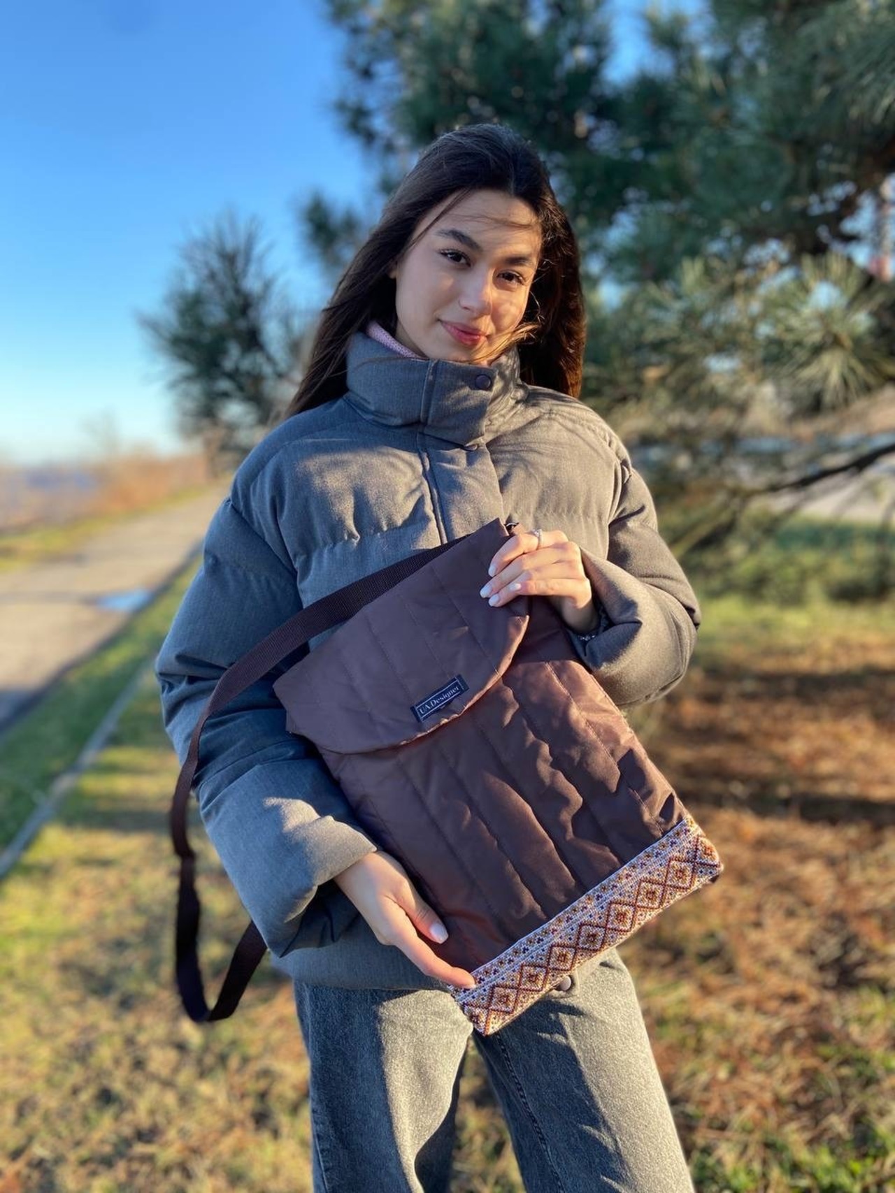 カジュアル手刺繍バッグ（ダークブラウン）/PC・ラップトップショルダーバッグ - 1