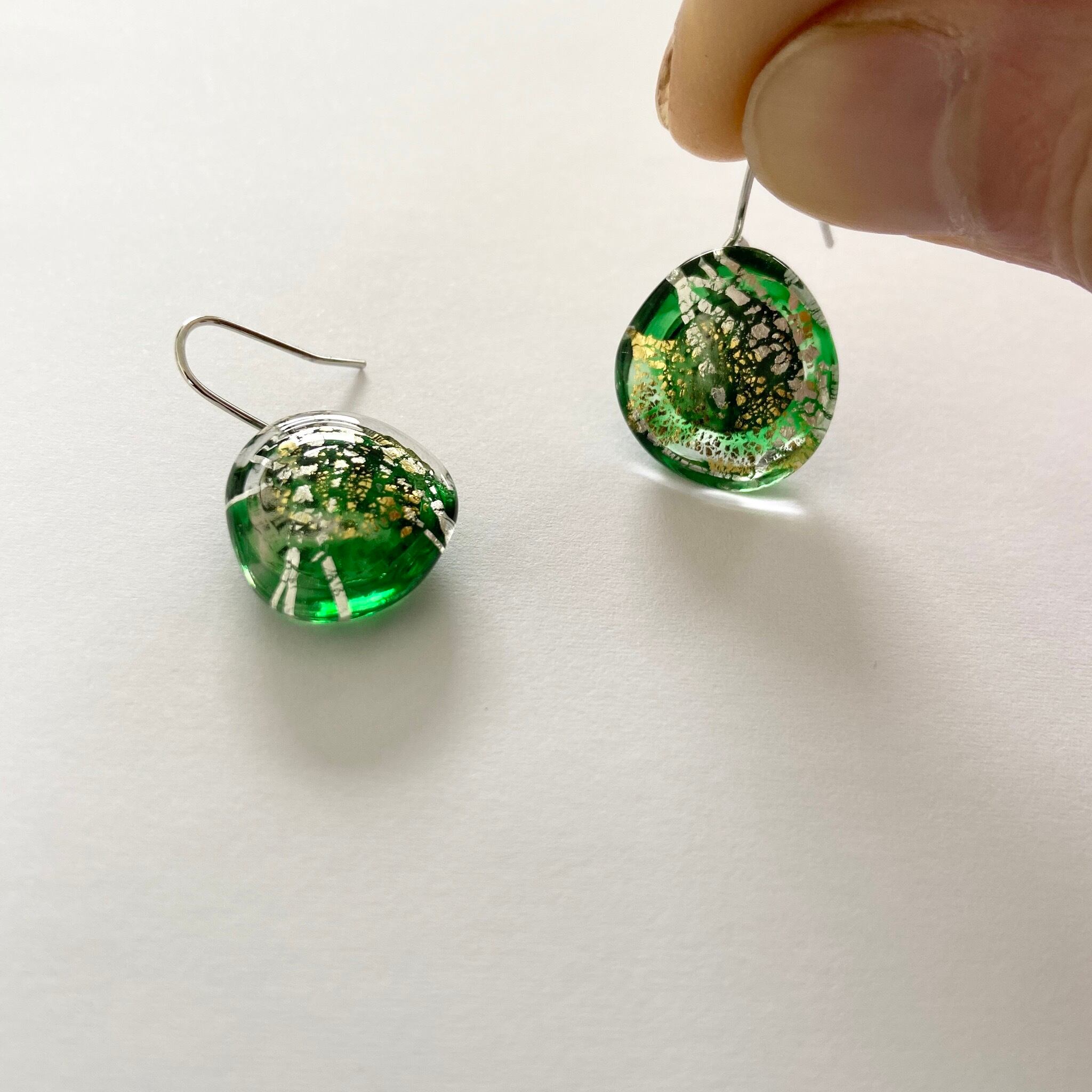 エメラルドグリーン と 金銀箔 の ピアス