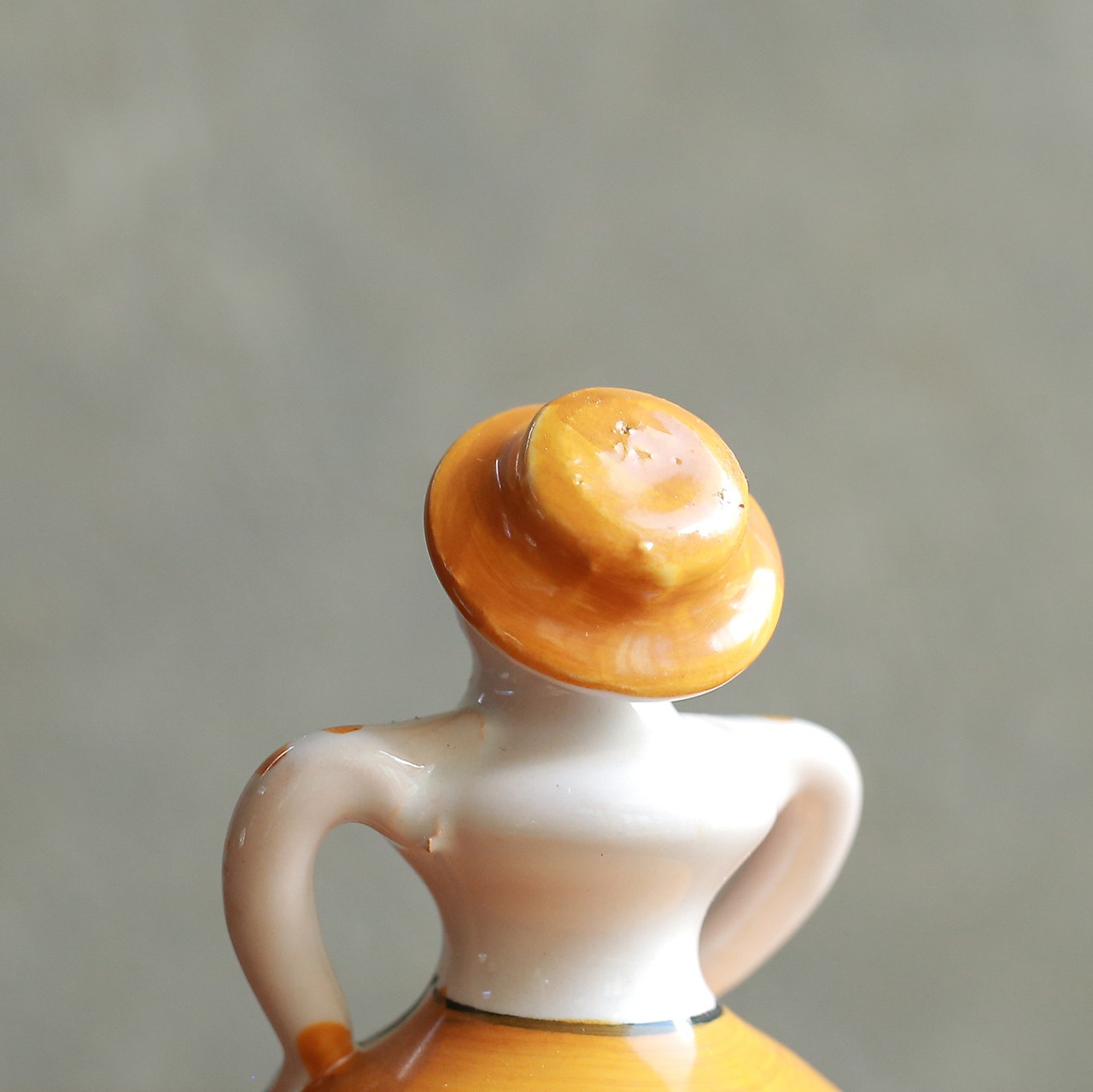 スペインから届いた、華やかな女性の楊枝入れ