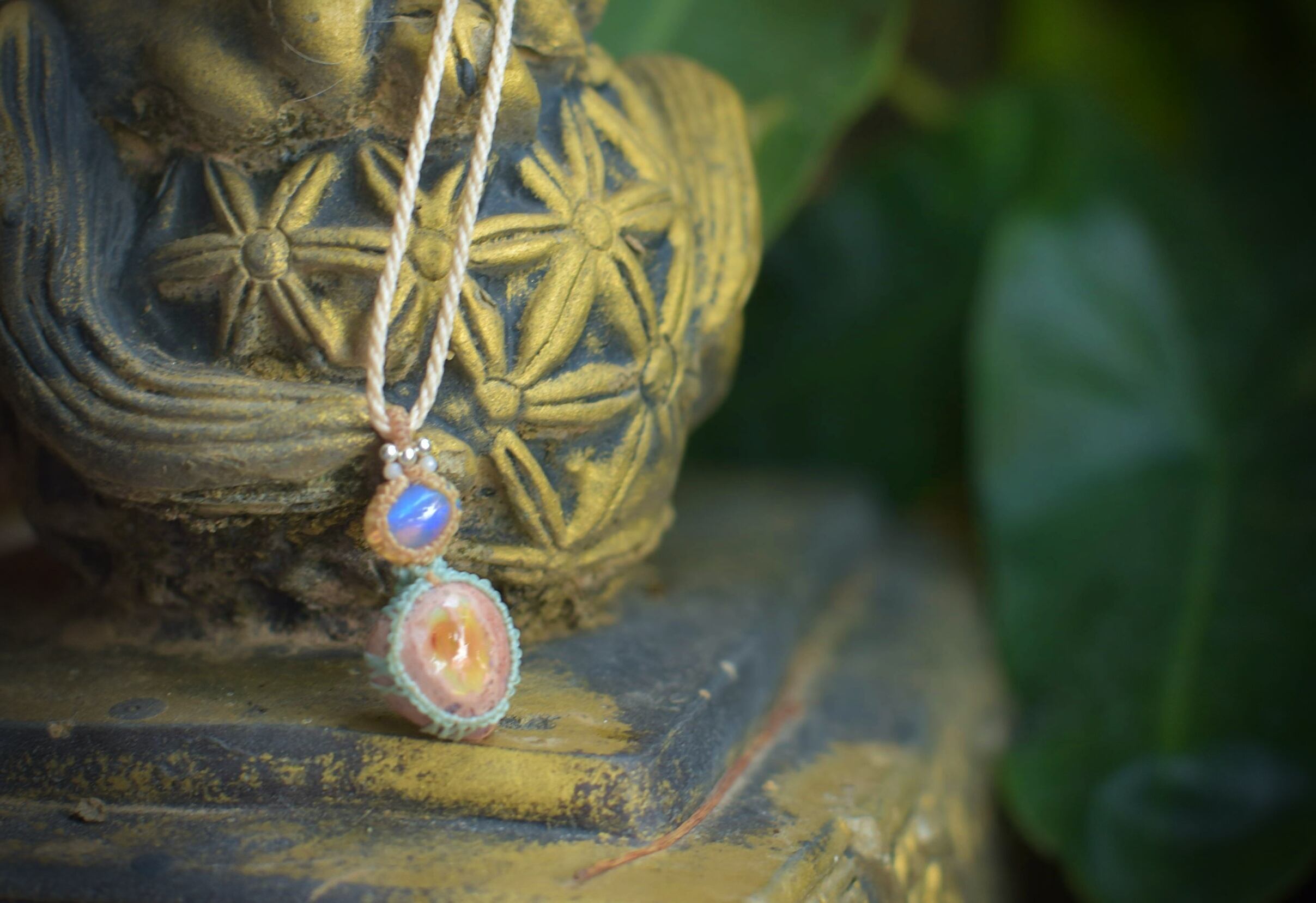 虹色オパールのマクラメネックレス 虹色のお守り☆キラキラ☆アイリス☆水晶☆マクラメ☆ネックレス