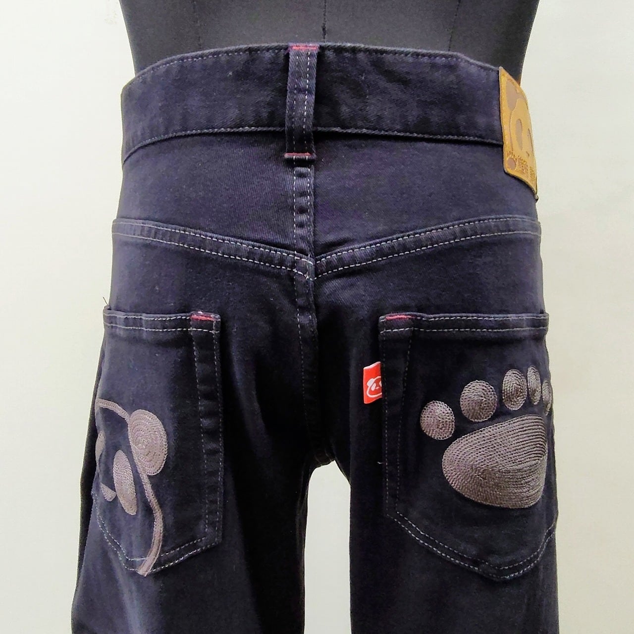 ブラック刺繍デザインデニムパンツ セール】ドラゴン刺繍デニムパンツ（デニムパンツ）｜Figments