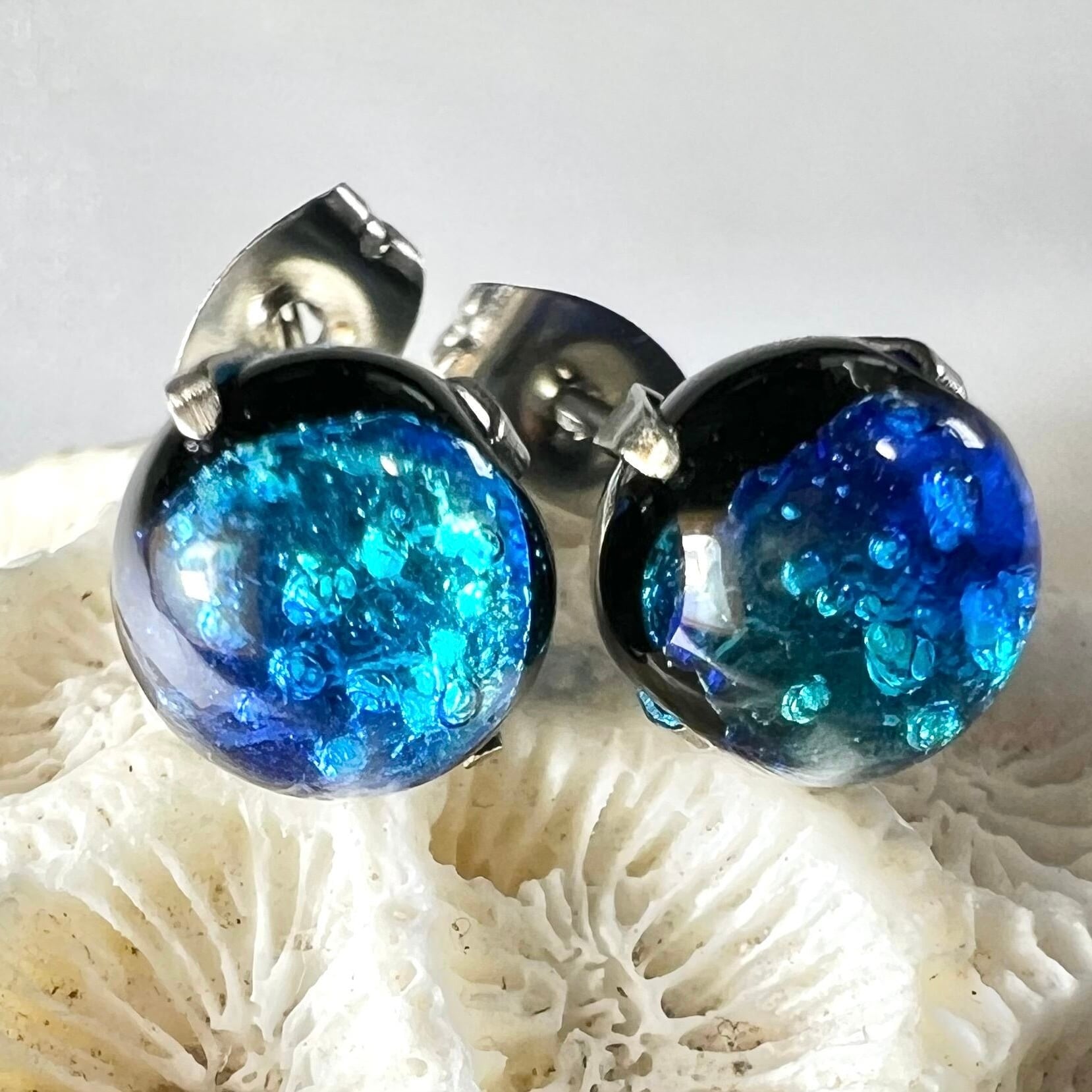 琉球ホタルガラススタッドピアス（慶良間マリンブルー6mm） ― 小さな海