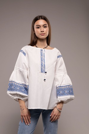 ウクライナ刺繍ヴィシヴァンカ　手刺繍　レディース・フリーサイズ