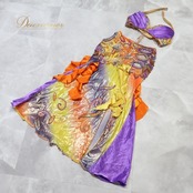 ベリーダンス オリエンタル 衣装 上下セット オレンジ系 トップス スカート 黄 紫 ラインストーン ビーズ 豪華 装飾 フリンジ フリル 光沢 肌見せ セクシー ストーン 華やか ステージ イベント スパンコール イエロー系 パープル系