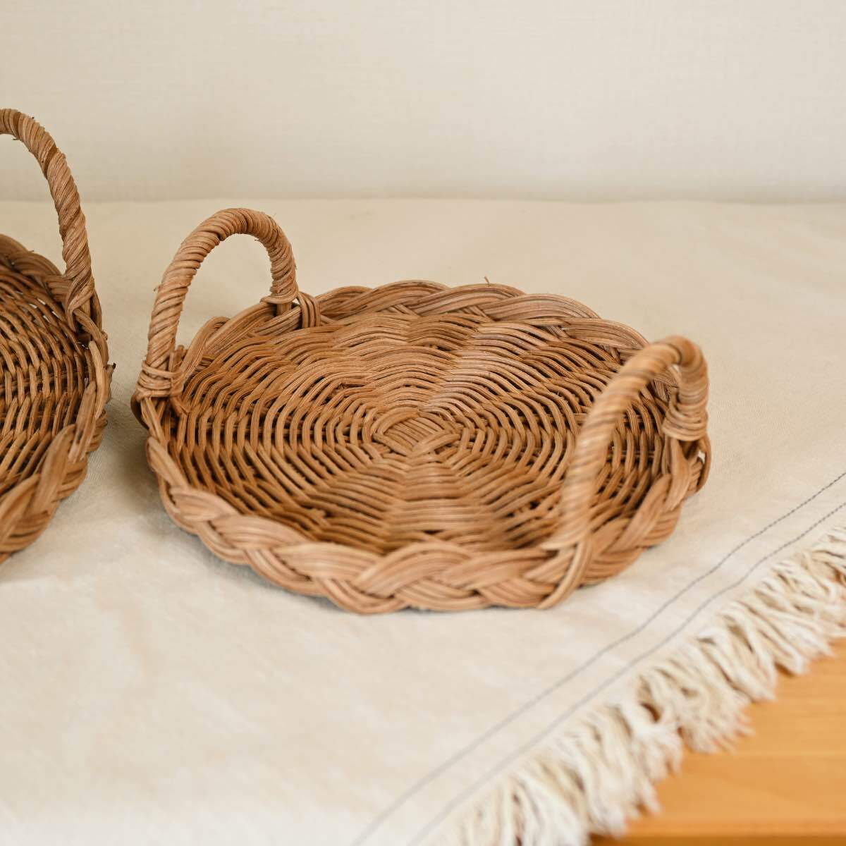 MERRY バスケットラウンドトレイ Sサイズ|丸型 カゴ 飾り台 ナチュラル おしゃれ インテリア 取手付 雑貨屋