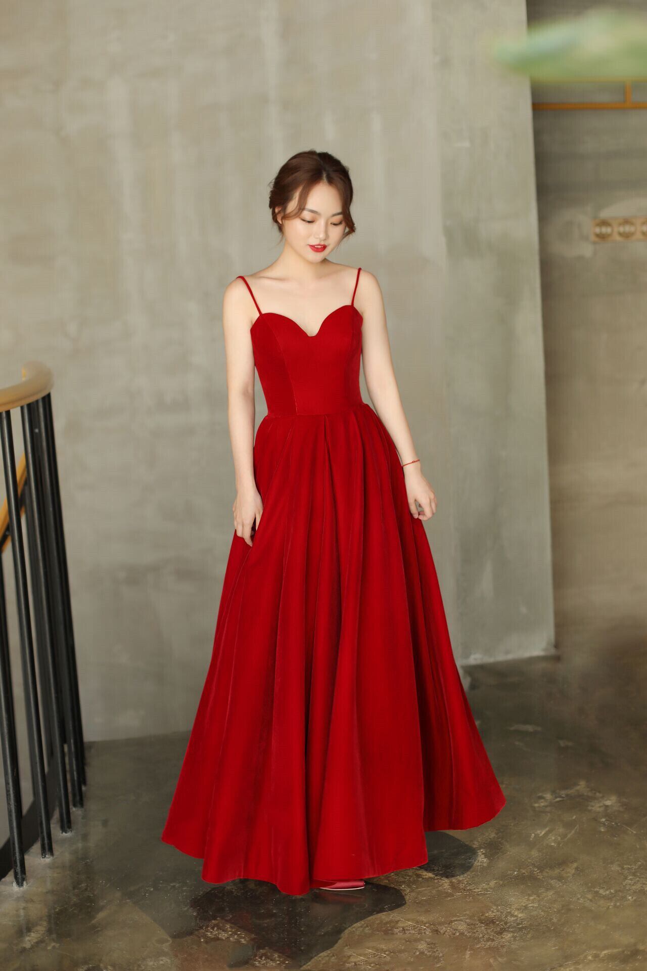 人気上昇 キャミソール パーティードレス 赤 編み上げ 光沢サテン 2次  