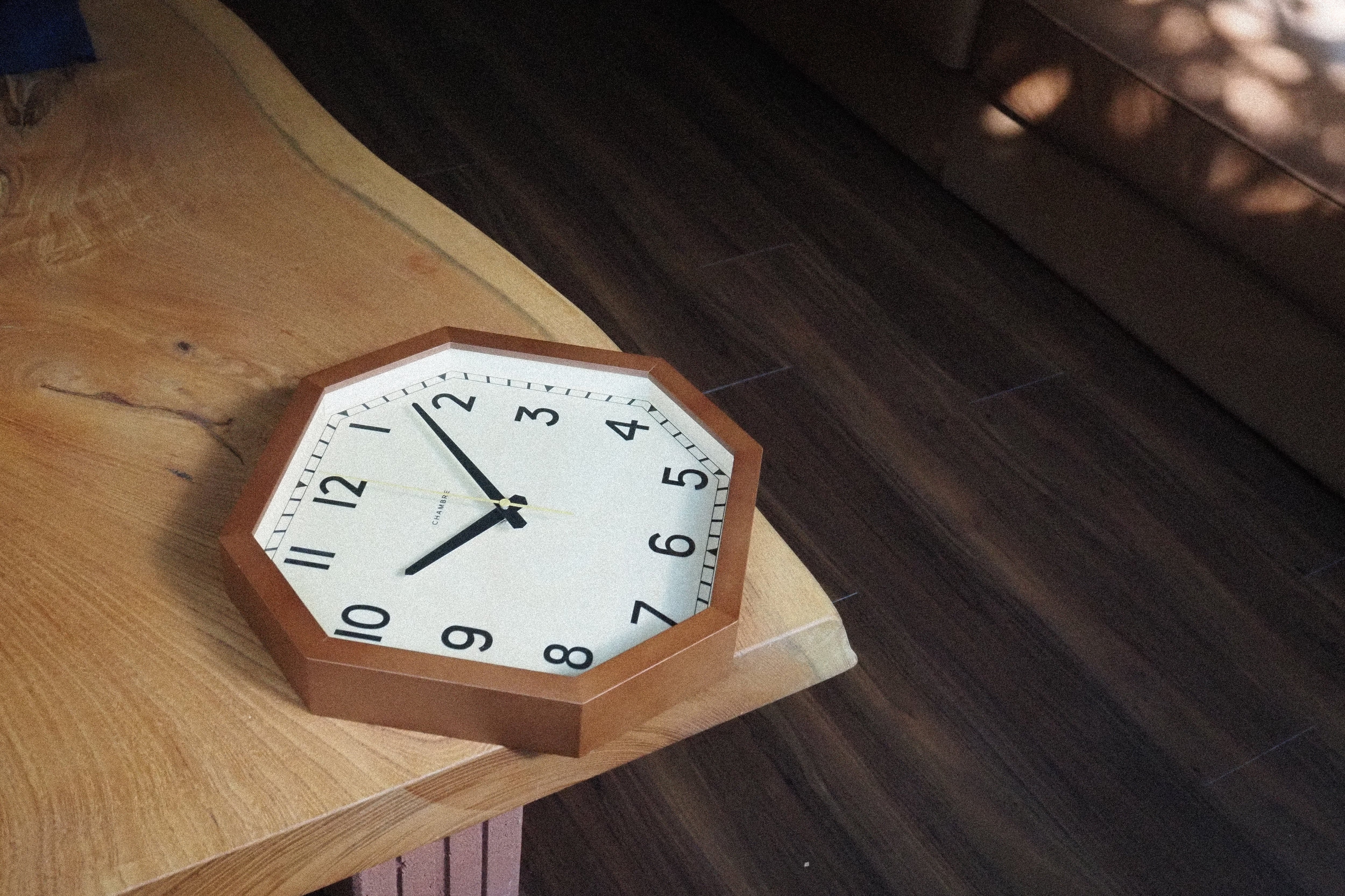 掛け時計 OCTAGON CLOCK【BROWN】 | シャンブル【CHAMBRE】byインターゼロ