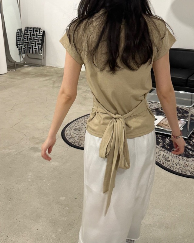 バックリボンデザインTシャツ