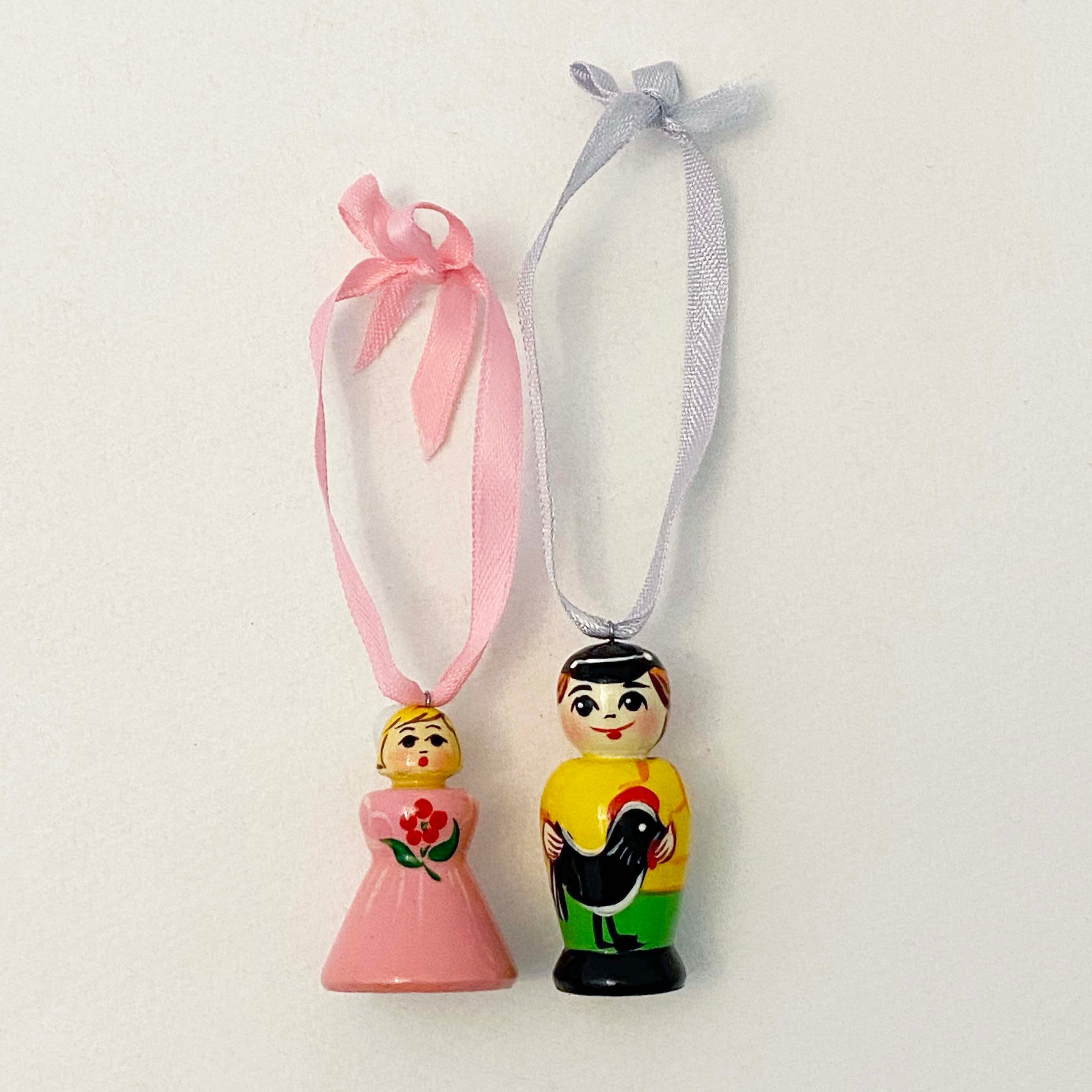 鶏を抱いたカップルのオーナメント（2個セット）