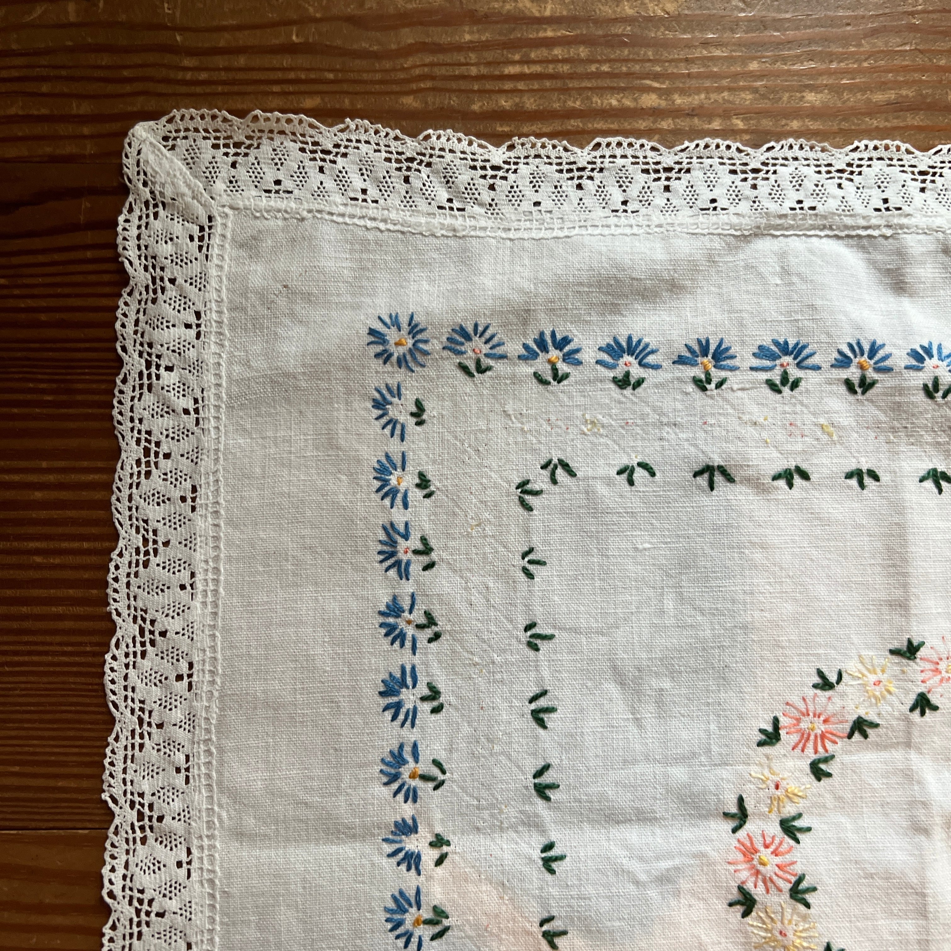 刺繍入り レースのハンカチ フランスアンティーク ヴィンテージ