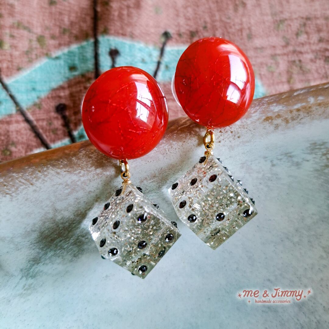 ハンドメイドイヤリング　ビビットレッド　レトロ　サイケデリック ◇GLITTER DICE ピアス・イヤリング◇サイコロピアス【レッド