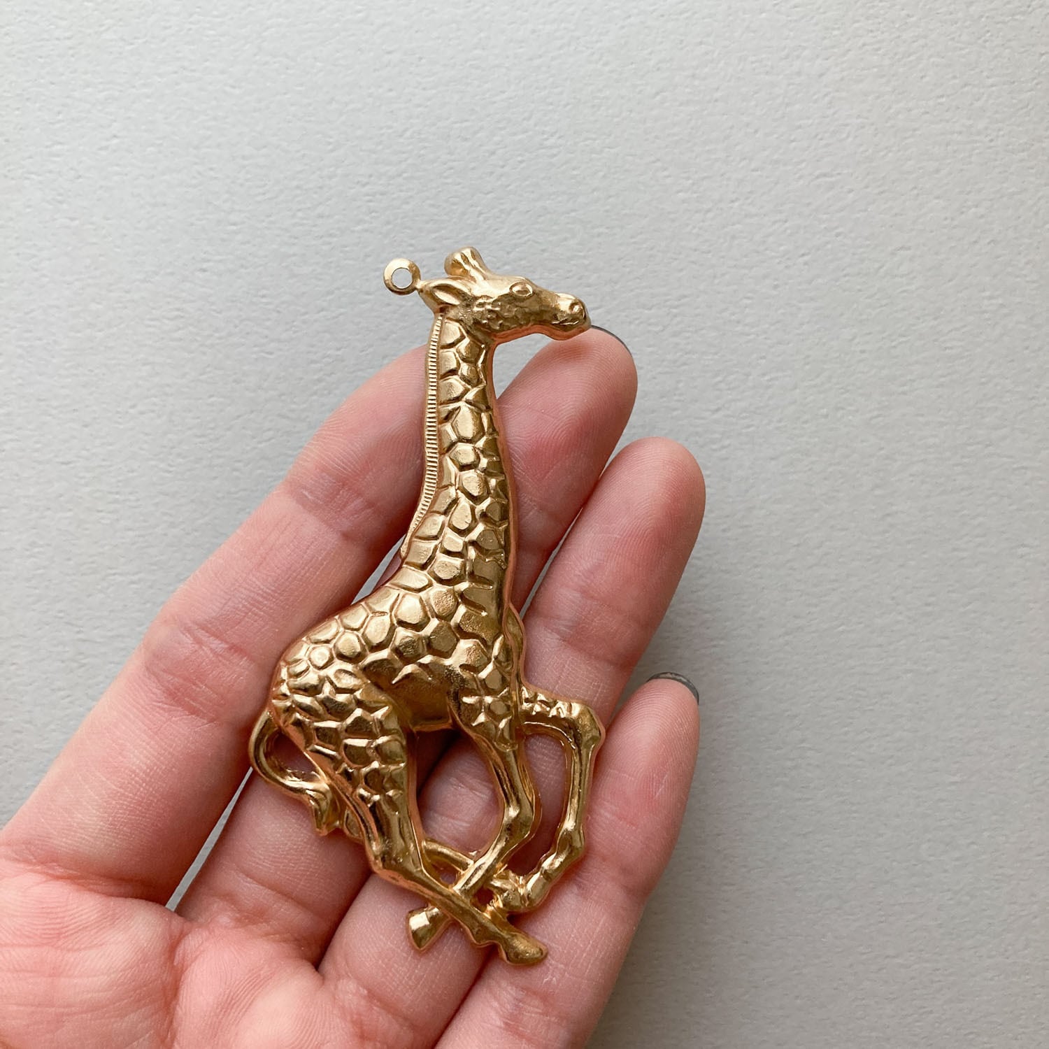 最終入荷〉USA真鍮 キリンの横向き大ぶりチャーム | Dua-アクセサリー