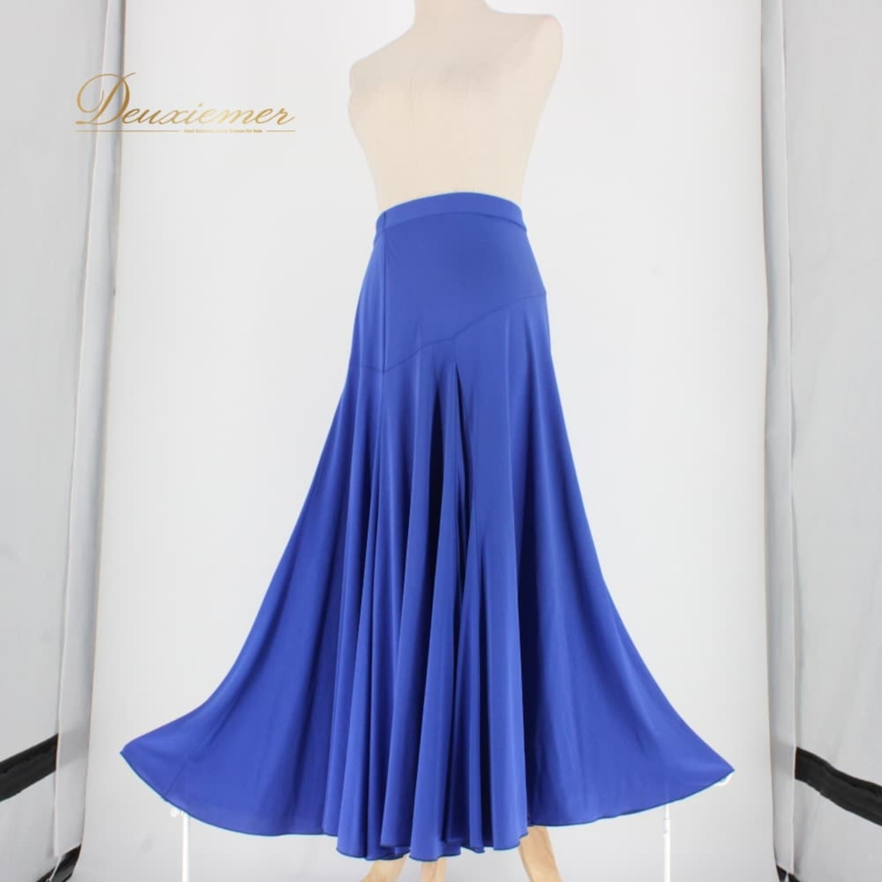 社交ダンス 衣装 スタンダード スカート レッスンウェア レディース Sanline 青 ブルー系 練習着 無地 フォーマル シンプル 上品 サンリーヌ フレアスカート 練習用 レッスン用 ダンス衣装 ロイヤルブルー きれいめ エレガント 大人 可憐 華やか 動きやすい シワになりにくい ティアドスカート ダンス スタンダード用 ボールルーム 社交ダンスレッスン 社交ダンス練習 ブルースカート 刺繍なし ファスナー仕様 ポリエステル 女性用 ウエスト調整 おしゃれ コーデ 衣装コーデ