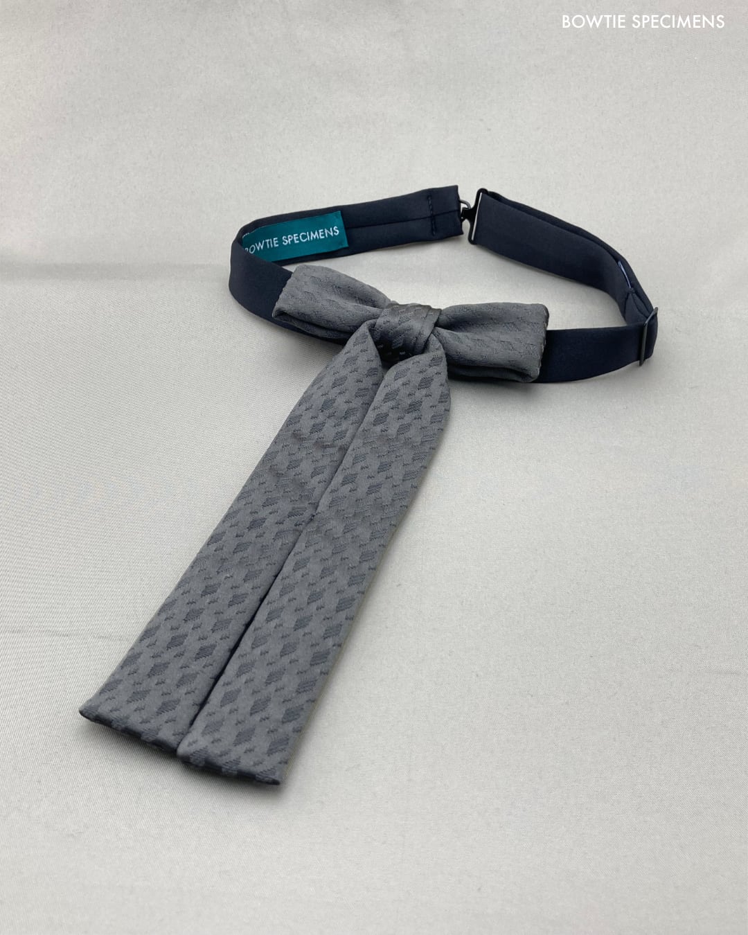 ☆リボン名札クリップ 蝶ネクタイ型ダイナソー柄×ミントグリーン色☆再販8 蝶ネクタイ ワンタッチ グリーン 緑 みどり ホワイト 白 ドット ボウタイ